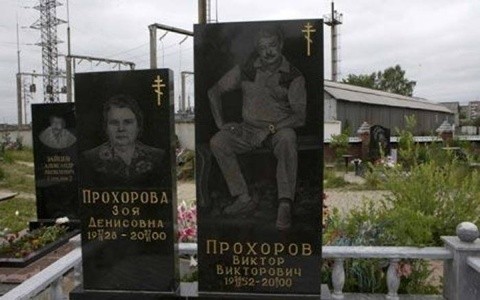 Các khách du lịch đến thăm Yekaterinburg, đủ dũng cảm để tham gia vào tour du lịch có hướng dẫn viên tới nghĩa trang, được cảnh báo về nạn cướp bóc, những quan chức tham nhũng và sự thù ghét người nước ngoài. Ảnh: Telegraph